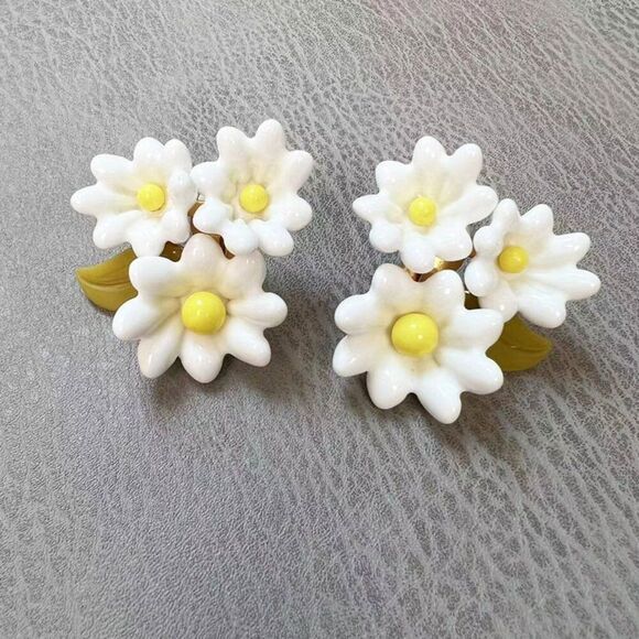 New! $148 Lele Sadoughi Petunia Bouquet Clip-On Earrings - Picture 4 of 6